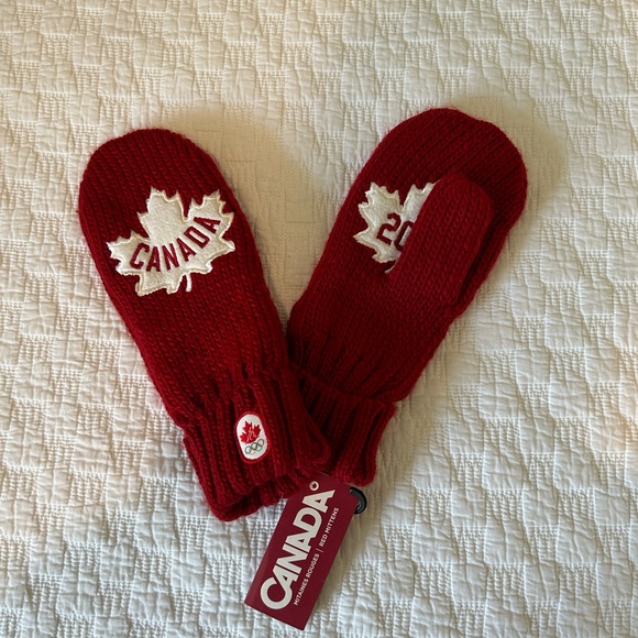 NWT Team Canada 2012 mittens - Hudson Bay - Picture 4 of 6